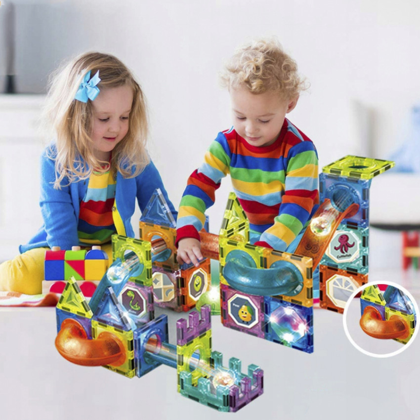 Farebné magnetické dieliky stavebnice počas hry